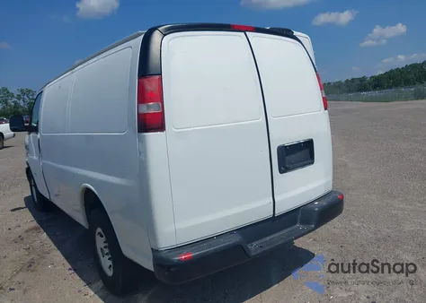 2017 Chevrolet Express 2500 Work Van z USA, uszkodzony, nr VIN 1GCWGAF14H1322626